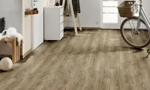 Naturalne kolory paneli podłogowych imitujących drewno, tworzące przytulną atmosferę w przedpokoju.