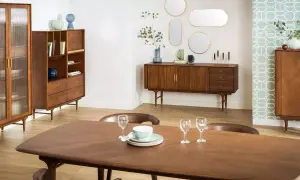 Nowoczesny salon ze starymi meblami. Drewniane meble w stylu retro tworzą ciepłą atmosferę.