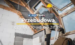 Budowlaniec w kasku na drabinie, w tle widać konstrukcję dachu i okna. Rozpoczyna się remont starego domu, czy budowa od zera?