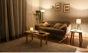 Salon inspiracje kolory: przytulny kącik z sofą, stolikiem i lampami. Ciepłe barwy tworzą relaksującą atmosferę.