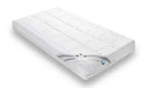 Biały materac do łóżeczka 120x60, model Waterfoam. Idealny wybór dla komfortowego snu maluszka.