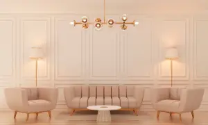 Elegancki salon w stylu glamour z beżową kanapą, dwoma fotelami, okrągłym stolikiem i złotą lampą.