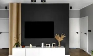 Nowoczesne lamele za telewizorem aranżacje: drewniana ściana z TV, biała szafka, drzwi.