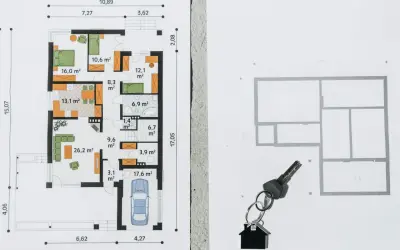 Plan zabudowy domu z garażem i kluczami. Widoczny szkic sytuacyjny z wymiarami pomieszczeń i rozmieszczeniem mebli.