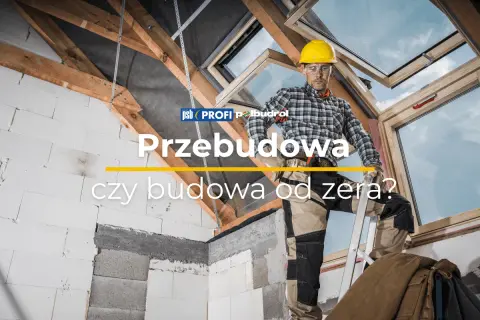 Budowlaniec w kasku na drabinie, w tle widać konstrukcję dachu i okna. Rozpoczyna się remont starego domu, czy budowa od zera?