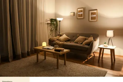 Salon inspiracje kolory: przytulny kącik z sofą, stolikiem i lampami. Ciepłe barwy tworzą relaksującą atmosferę.