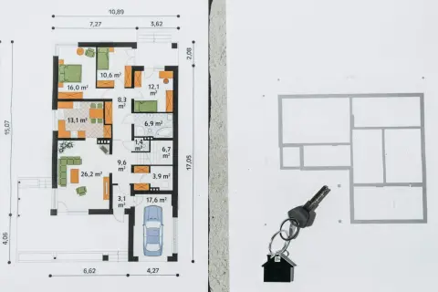 Plan zabudowy domu z garażem i kluczami. Widoczny szkic sytuacyjny z wymiarami pomieszczeń i rozmieszczeniem mebli.