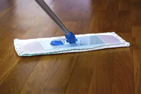 Mop na drewnianym parkiecie. Dowiedz się, czym myć parkiet żeby się błyszczał i uzyskać efekt lśniącej podłogi.