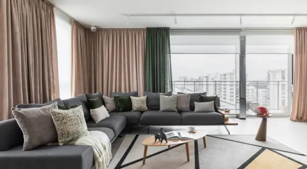 Nowoczesny salon z szarą sofą, geometrycznym dywanem i zasłonami. Idealne home staging przykłady, które zachwycają.