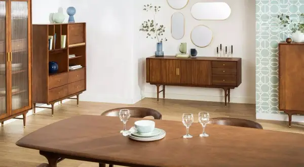 Nowoczesny salon ze starymi meblami. Drewniane meble w stylu retro tworzą ciepłą atmosferę.