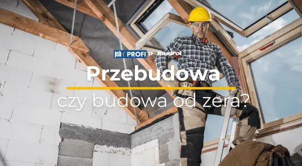 Budowlaniec w kasku na drabinie, w tle widać konstrukcję dachu i okna. Rozpoczyna się remont starego domu, czy budowa od zera?