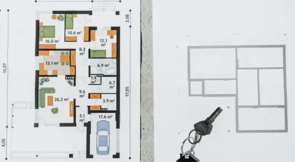 Plan zabudowy domu z garażem i kluczami. Widoczny szkic sytuacyjny z wymiarami pomieszczeń i rozmieszczeniem mebli.