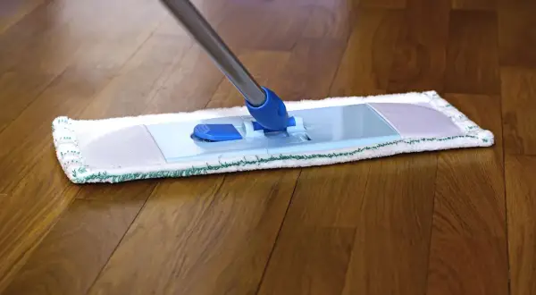 Mop na drewnianym parkiecie. Dowiedz się, czym myć parkiet żeby się błyszczał i uzyskać efekt lśniącej podłogi.