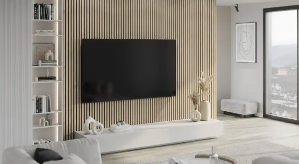 Nowoczesny salon z telewizorem na tle pionowych lamele ścienne inspiracje. Jasne meble, regał z książkami i dekoracje.