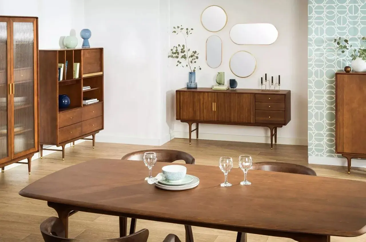 Nowoczesny salon ze starymi meblami. Drewniane meble w stylu retro tworzą ciepłą atmosferę.