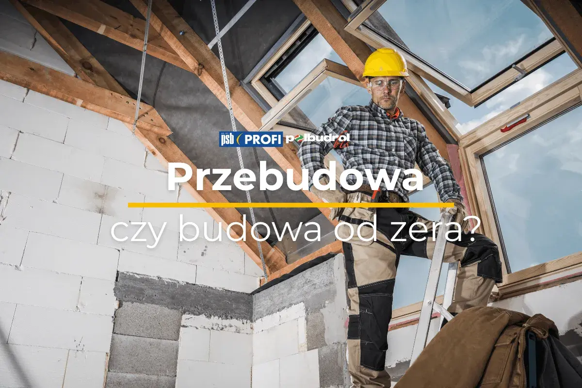 Budowlaniec w kasku na drabinie, w tle widać konstrukcję dachu i okna. Rozpoczyna się remont starego domu, czy budowa od zera?