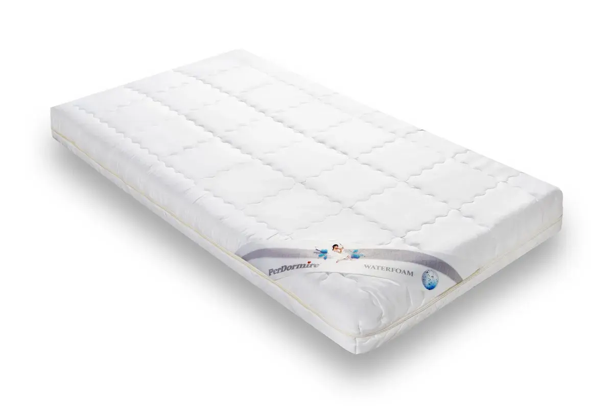 Biały materac do łóżeczka 120x60, model Waterfoam. Idealny wybór dla komfortowego snu maluszka.