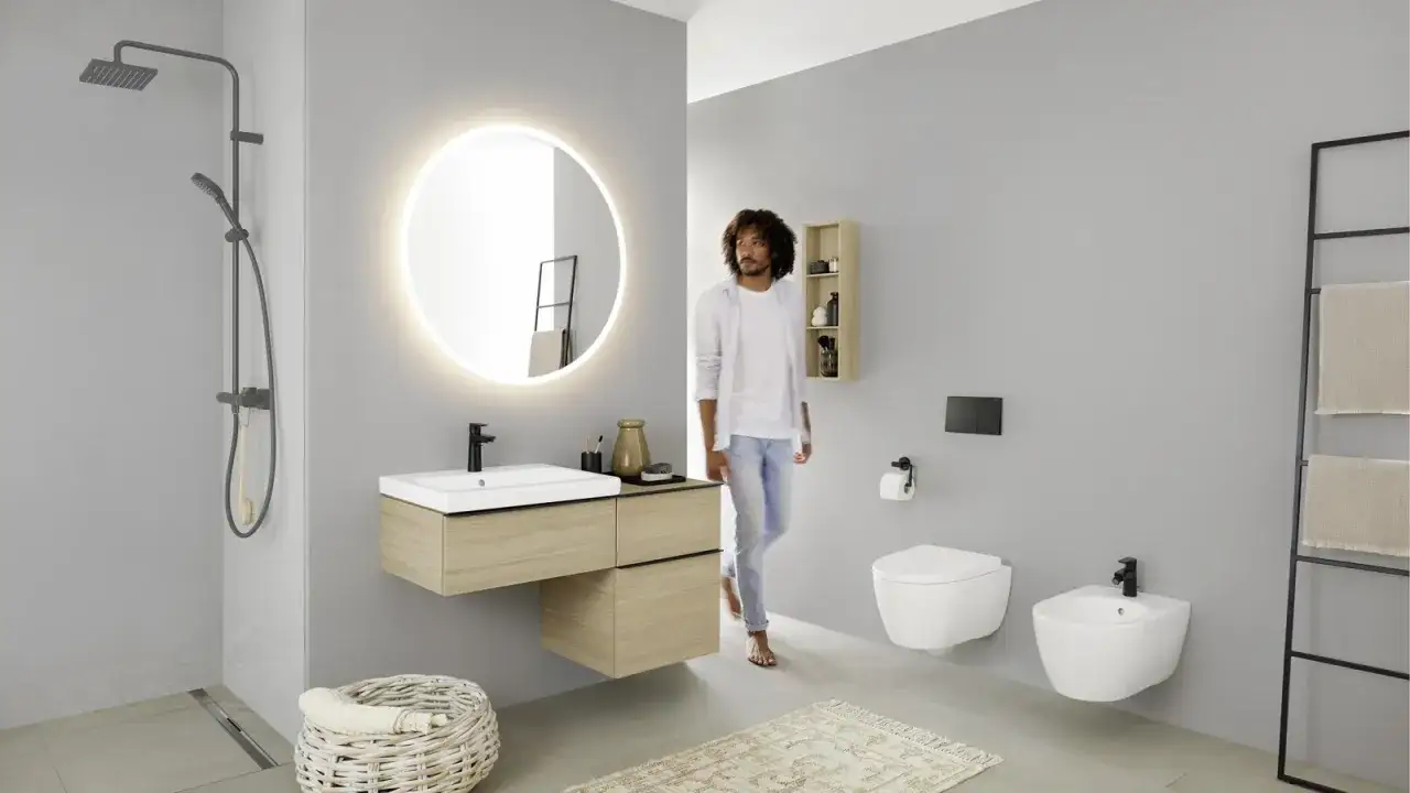 Nowoczesna łazienka z prysznicem, umywalką i bidetem. Bidet służy do higieny intymnej po skorzystaniu z toalety.