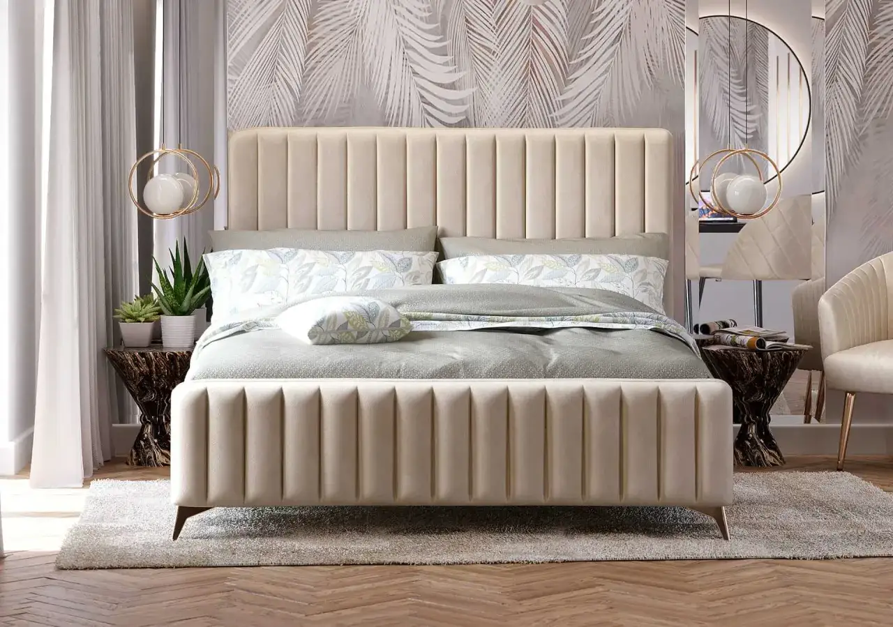 Elegancka sypialnia glamour inspiracje: pikowane łóżko, wzorzysta tapeta, złote lampy i aksamitne fotele tworzą luksusową atmosferę.