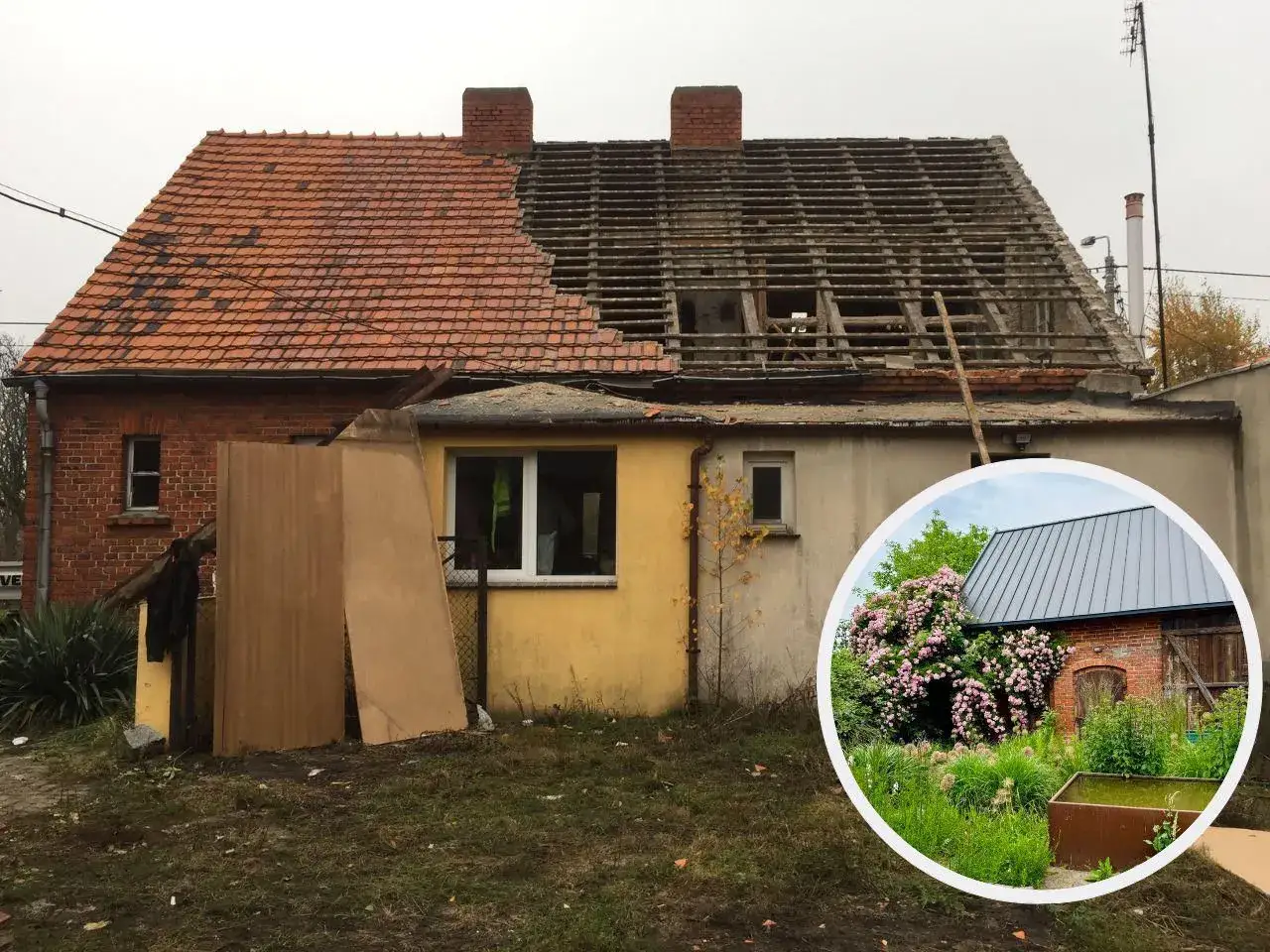 Remont starego domu w toku. Dach w połowie rozebrany, widać drewnianą konstrukcję. W okrągłej wstawce - efekt końcowy: odnowiony budynek z kwitnącym ogrodem.