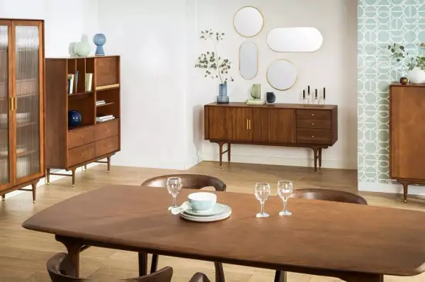 Nowoczesny salon ze starymi meblami. Drewniane meble w stylu retro tworzą ciepłą atmosferę.