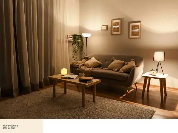 Salon inspiracje kolory: przytulny kącik z sofą, stolikiem i lampami. Ciepłe barwy tworzą relaksującą atmosferę.