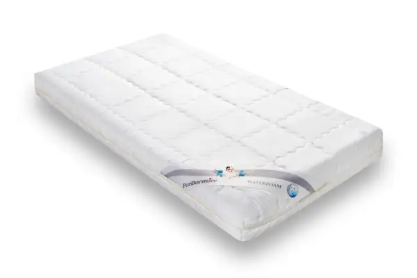 Biały materac do łóżeczka 120x60, model Waterfoam. Idealny wybór dla komfortowego snu maluszka.