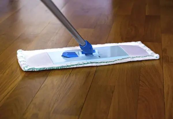 Mop na drewnianym parkiecie. Dowiedz się, czym myć parkiet żeby się błyszczał i uzyskać efekt lśniącej podłogi.